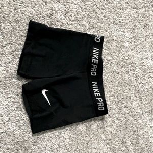 Nike pros black size small in girls.